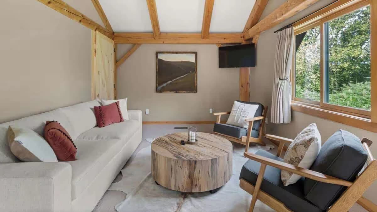 Primary bedroom - seating area w/ smart tv