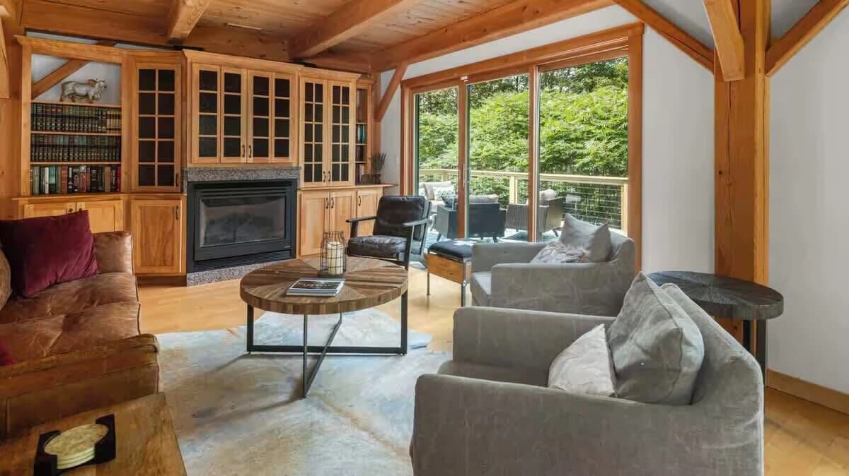 Living room w/ gas fireplace